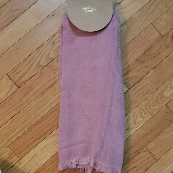 Rose colored scarf - Picture 2 of 3